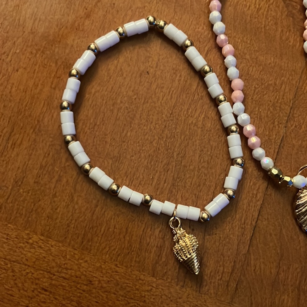 Three beachy bracelets - Picture 2 of 4